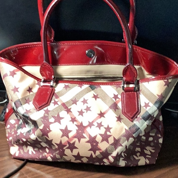 BURBERRY Burgundy/Beige Nova Stars Printed PVC and Patent Leather Nickie Tote - Picture 3 of 13